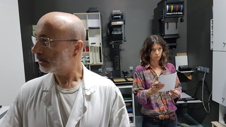 Diamantino Quintas dans son atelier et la photographe Sara Imloul. Photo © Pierre d’Ornano